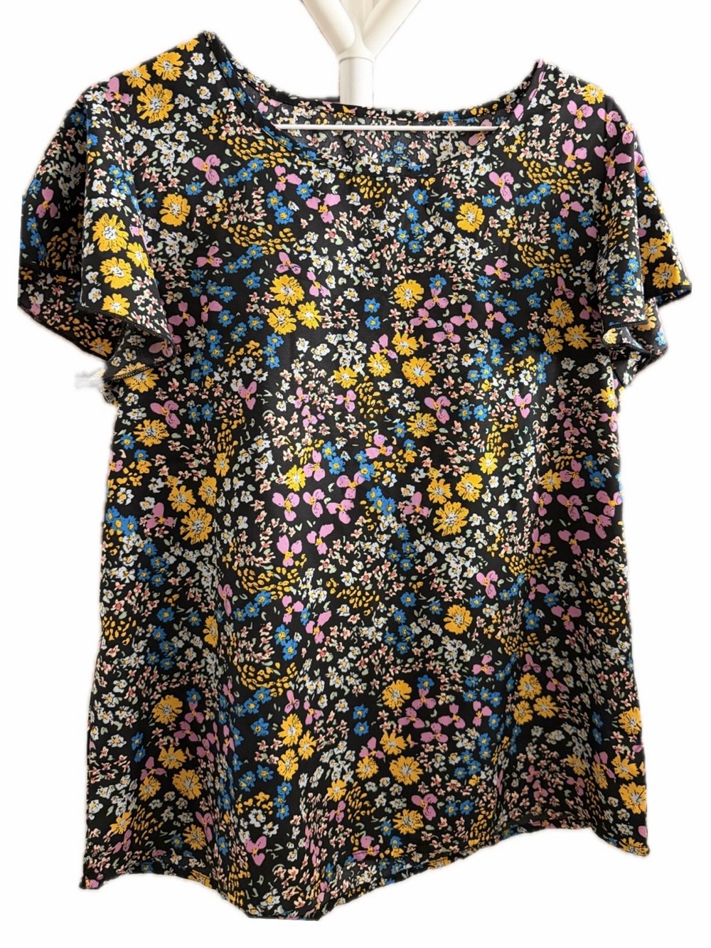 ADORABLE Women’s black w/bold floral SS flowy shirt. Medium. Never worn.
